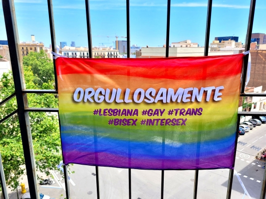 BANDERES DE ROBA LGTBI